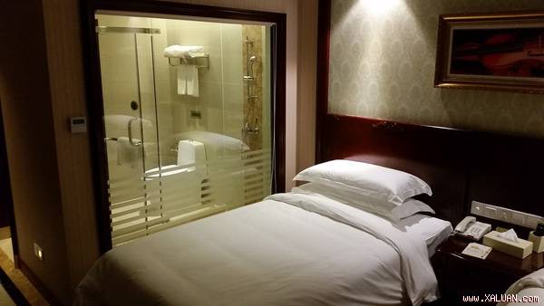 Phòng tắm trong suốt ở khách sạn: Niềm trăn trở của mọi du khách...