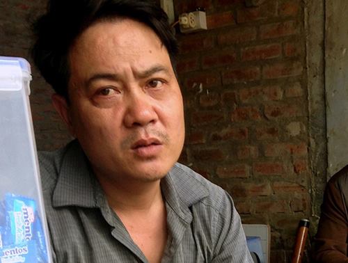 Sáng 19/3, anh Đào Văn Thủy đã giúp lăn vật liệu nổ từ trong nhà liền kề ra vỉa hè. Ảnh: Sơn Dương.