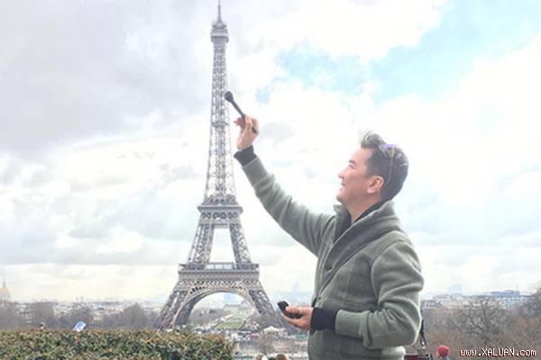 Đàm Vĩnh Hưng hài hước cầm cọ ‘trang điểm’ tháp Eiffel