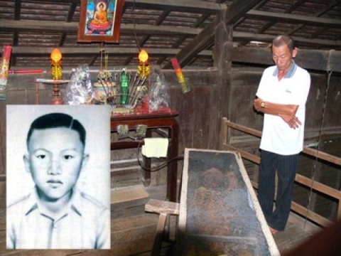 Ông Trí bên quan tài đựng xác khô của ông Hạo.