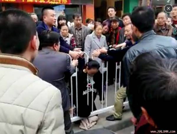 Nhiều người dân cố gắng kéo thanh chắn hàng rào để cứu sống thai phụ nhưng không thành.