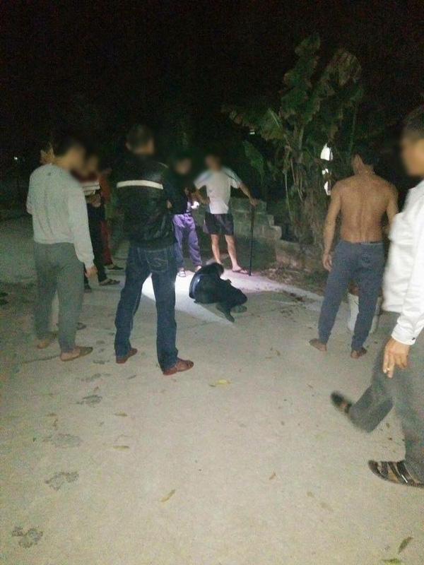 Sau nhiều lần rình, tên trộm đã bị dân làng bắt được - (Facebook Thay Phan)