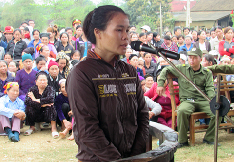 Lô Thị Đông nghe tòa tuyên án. Ảnh: Minh Nguyễn.