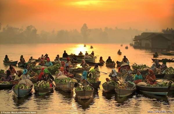 Hình ảnh đẹp ngỡ ngàng về chợ nổi Indonesia