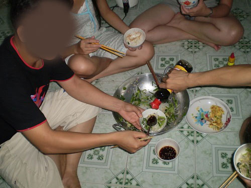 Việc "thổi cơm chung nhưng không góp gạo" cũng gây rắc rối cho các sinh viên ở ghép (ảnh minh họa) Việc "thổi cơm chung nhưng không góp gạo" cũng gây rắc rối cho các sinh viên ở ghép (ảnh minh họa)