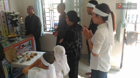 Bà Anh (mẹ bé Uy Nghi) thất thần đứng trước di ảnh con trai. Bà Anh (mẹ bé Uy Nghi) thất thần đứng trước di ảnh con trai.