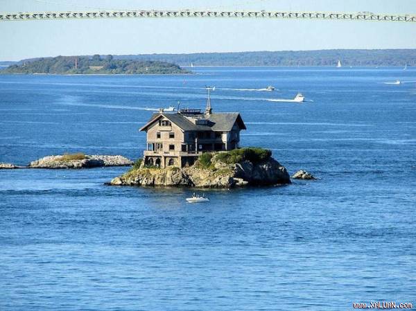 Biệt thự 23 phòng nằm trơ trọi giữa biển xanh