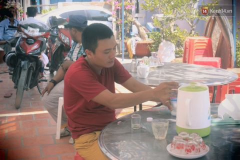 Anh Phan Khắc Uy Duy bình tĩnh trở lại sau 2 ngày không ăn gì, chỉ uống cà phê để tỉnh táo lo lắng cho gia đình. Anh Phan Khắc Uy Duy bình tĩnh trở lại sau 2 ngày không ăn gì, chỉ uống cà phê để tỉnh táo lo lắng cho gia đình.