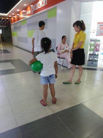 Chồng vũ phu đánh vợ đang cho con bú trong siêu thị ở TP.HCM.