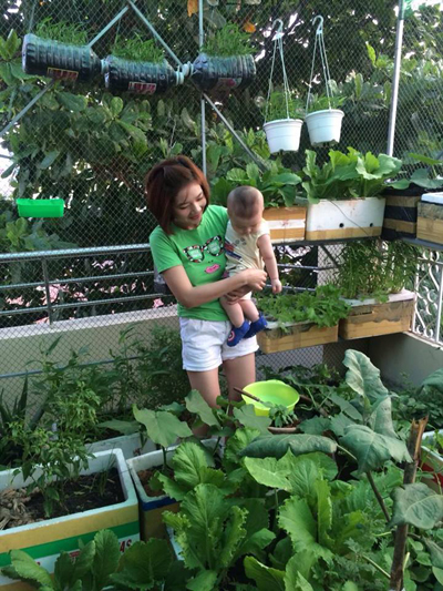 Mẹ 9X xinh xắn thức đêm trồng rau, nuôi gà