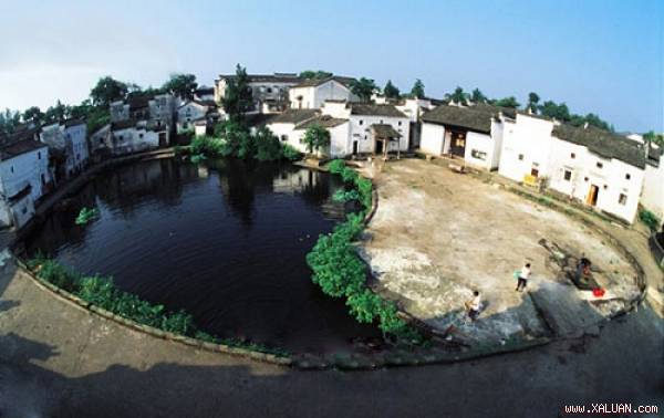 Hồ âm dương - trung tâm của ngôi làng. Ảnh: Blog.sina