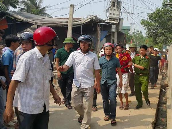 Người dân hiếu kỳ theo dõi diễn biến vụ việc đến lúc đối tượng bị khống chế. Người dân hiếu kỳ theo dõi diễn biến vụ việc đến lúc đối tượng bị khống chế.