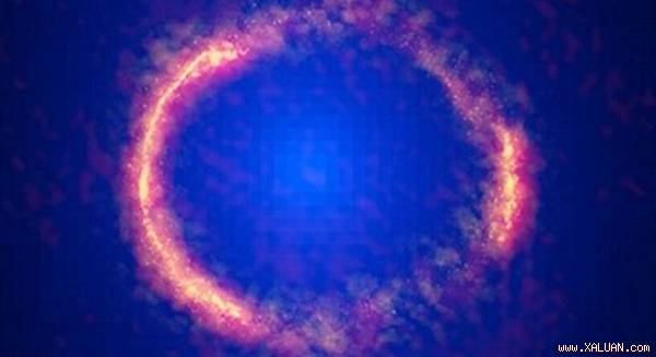 Cấu trúc hình tròn ấn tượng này là một biểu lộ hiếm gặp của hiện tượng thấu kính hấp dẫn mà Albert Einstein đã phỏng đoán trong thuyết tương đối rộng của ông.