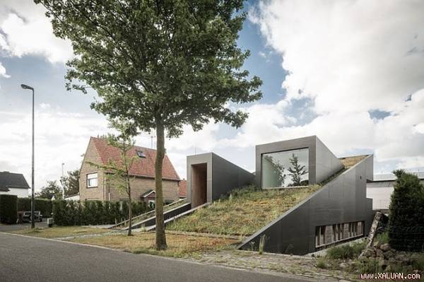 Ngôi nhà sau đến từ Maldegem tại Bỉ chính là một trong những công trình nhà dưới mặt đất tiêu biểu.