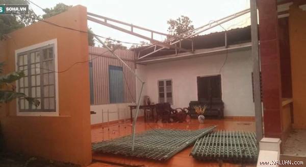 Nhiều căn nhà bị tốc mái hoàn toàn