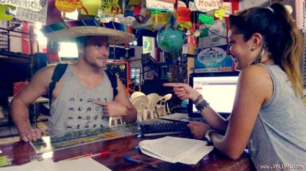 Nhờ đi xuyên Việt, nhà phát minh Thụy Sĩ nghĩ ra chiếc áo thun ‘biết nói’