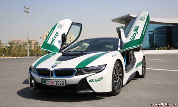 BMW i8 trong đội của cảnh sát Dubai.