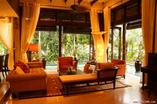 Phòng khách thoáng đãng, giao hòa với thiên nhiên nhưng cũng vô cùng ấm áp nhờ vào nội thất gam màu nóng và ánh đèn vàng.