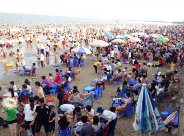 Du khách đến biển Hải Tiến đầu mùa du lịch 2016 tăng đột biến Du khách đến biển Hải Tiến đầu mùa du lịch 2016 tăng đột biến