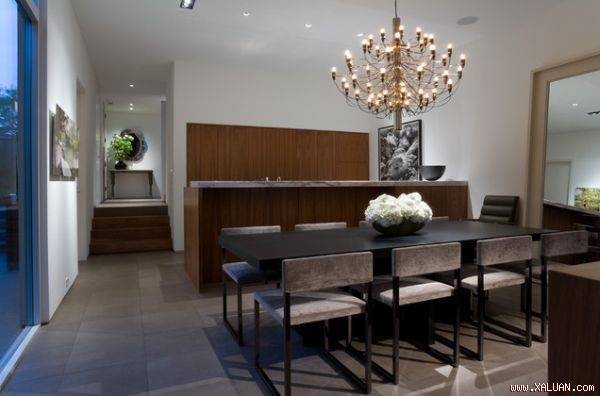 Phòng ăn rộng lớn với chiếc bàn hình chữ nhật được thiết kế tối giản.