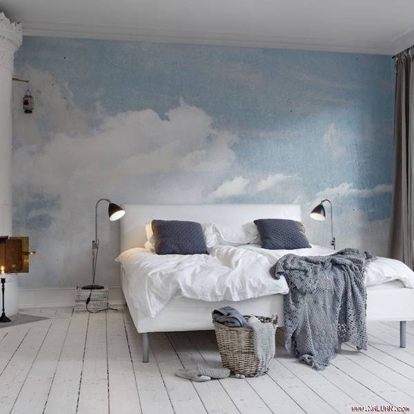 Phòng ngủ được trang trí bằng giấy dán tường in hình nền trời xanh và mây trắng.