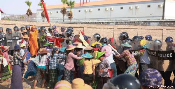Người biểu tình đụng độ với cảnh sát bên ngoài công ty khai thác khoán sản do Trung Quốc hậu thuẫn ở Monywa.