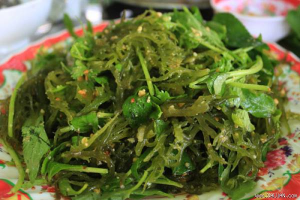 Thứ “bún trộn“ ở vùng đảo xa này có thể dùng để nhấm nháp buổi chiều muộn hoặc ăn trong bữa cơm với cá kho đều ngon. Ảnh: Thieunien.