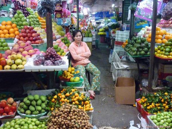 Khu chợ bán nhiều mặt hàng phong phú. Ảnh: nld