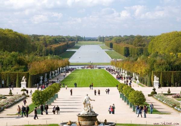 Trong khi bạn học cũ tìm hiểu cách mạng Pháp qua sách vở, thầy cô, Réka lại có thể đặt chân vào lâu đài Versailles để hiểu hơn về lịch sử. Ảnh: Getty.