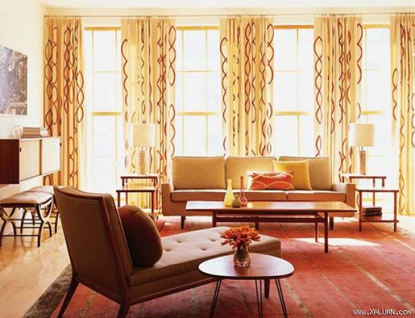 Khi chọn rèm cửa phòng khách, bạn cần chú trọng tới loại rèm có màu sắc tương đồng kiến trúc căn phòng.