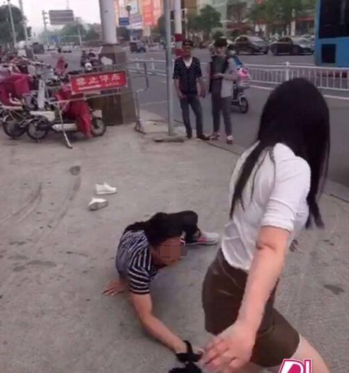 Hình ảnh người đàn ông đuổi theo người cô gái trẻ khiến cả phố xôn xao