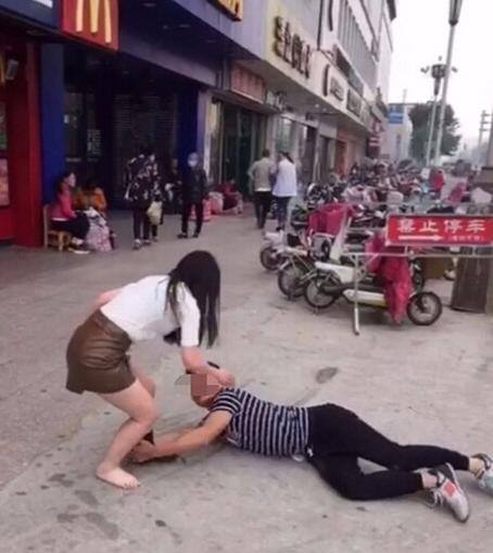 Chỉ vì cô gái có ngoại hình giống thần tượng của mình
