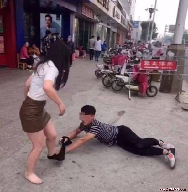 Chỉ vì cô gái có ngoại hình giống thần tượng của mình