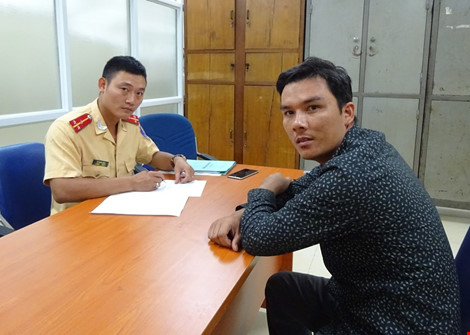 Tước giấy phép tài xế xe tải ngông nghênh chạy ngược chiều