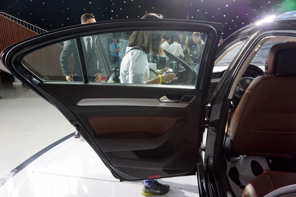 DSC00962 001 Volkswagon New Passat 2016: Tăng thêm lựa chọn xe sang cho người dùng