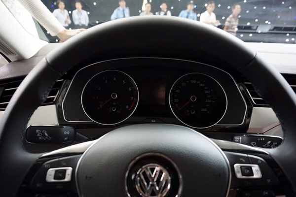 DSC00971 001 Volkswagon New Passat 2016: Tăng thêm lựa chọn xe sang cho người dùng