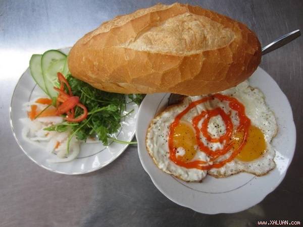 Bạn đừng quên thưởng thức món bánh mì xíu mại - ốp la này tại đường Huỳnh Văn Lũy, gần sân vận động Biên Hòa.