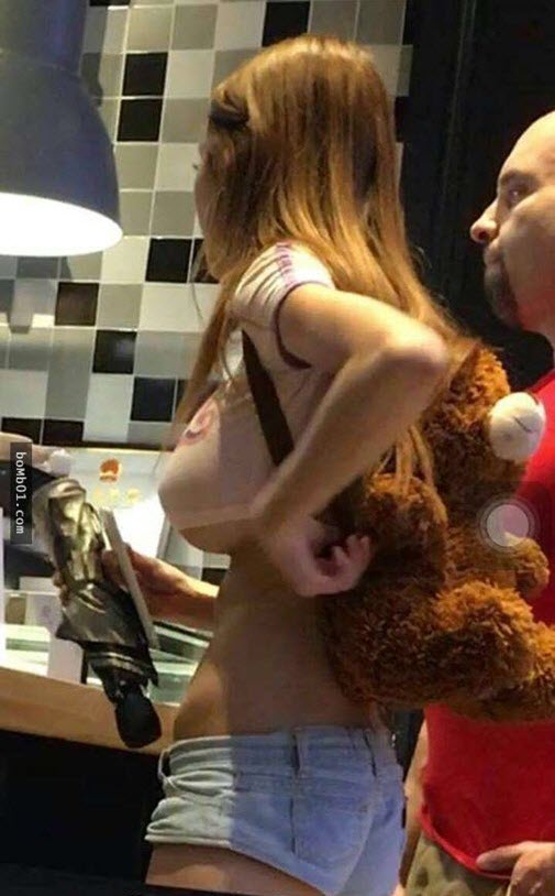 Cô gái siêu vòng 1 ăn mặc hớ hênh trong quán ăn.