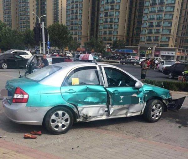 Hãi hùng pha truy sát bằng ô tô gây náo loạn đường phố - Ảnh 2. Một trong hai chiếc taxi bị đâm biến dạng.