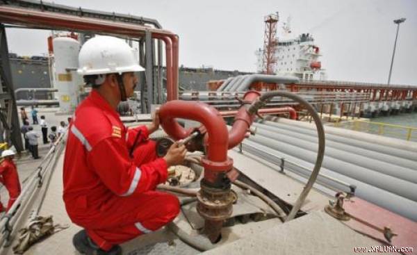Giá dầu thế giới sáng 13/6 để tuột mốc 50 USD/thùng. Ảnh minh họa: Reuters
