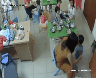 Cô giáo đồng thời là chủ nhóm lớp mầm non tát bôm bốp vào mặt trẻ khi cho ăn. Cô giáo đồng thời là chủ nhóm lớp mầm non tát bôm bốp vào mặt trẻ khi cho ăn.