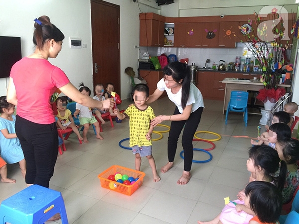 Cháu K được các cô tặng thưởng trong một sinh hoạt ở lớp Cháu K được các cô tặng thưởng trong một sinh hoạt ở lớp