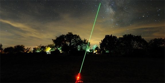 Nhiều nước trên thế giới đã phạt tù đối với hành vi vì chiếu tia laser để trêu trọc các phi công. Ảnh minh họa: Tested