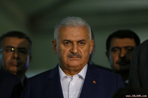 Thủ tướng Thổ Nhĩ Kỳ Binali Yildirim phát biểu trước báo giới tại sân bay Ataturk, Istanbul, ngày 29/6. Ảnh: Reuters.