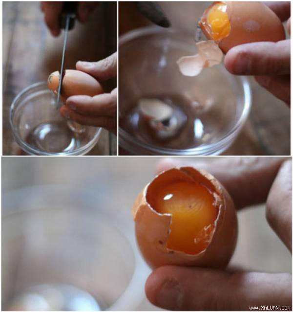 Bước 1: Khéo léo làm vỡ một phần vỏ ở đầu quả trứng như hình. Sau đó đổ lòng đỏ và lòng trắng trứng ra một cái bát.