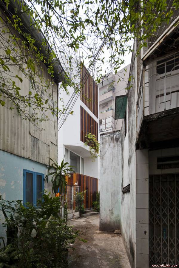 Căn nhà xiên 30m2 sáng rực con hẻm ở Sài Gòn