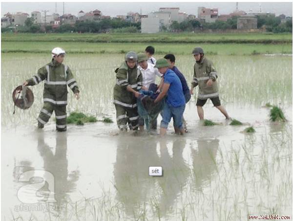 Không lâu sau khi sự việc xảy ra, người thân của nạn nhân có mặt phối hợp với cơ quan chức năng tiến hành giải quyết sự việc.