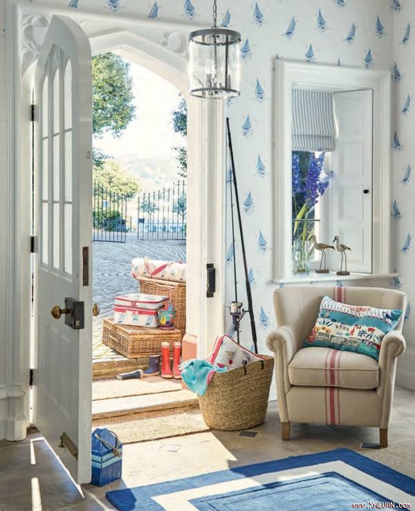 Lối vào được đặt thêm thảm trải sàn và kệ đựng giày giúp khu vực chức năng này luôn gọn thoáng, sạch đẹp và không kém phần bắt mắt.