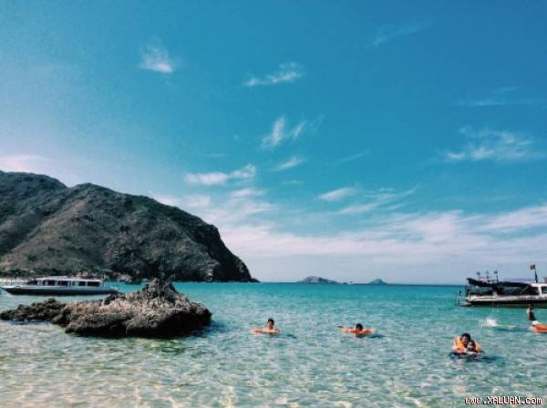 Màu nước xanh trong nhìn thấy tận đáy.