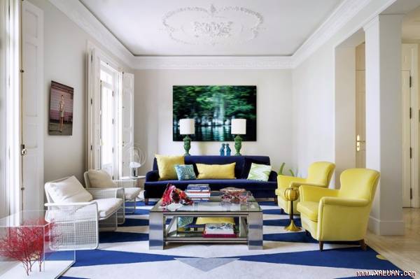 Chọn nội thất với kiểu dáng Retro, thêm pha màu sắc sáng tạo để tăng thêm nét hiện đại, cuốn hút cho không gian tiếp khách của gia đình.